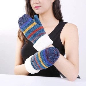 Dettaglio di muffole in maglia a righe colorate con morbida fodera in pile bianco