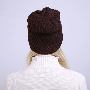 Detalle del patrón de punto de diamante marrón y textura gruesa en un gorro de invierno