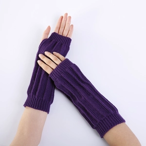 Gros plan sur la texture en maille côtelée de ces mitaines longues violettes