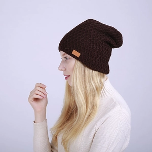 Detalle del gorro marrón con tejido de panal parche de cuero y forro térmico