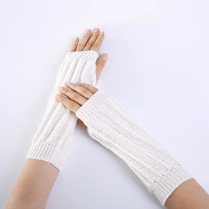 Détail de mitaines longues en tricot côtelé blanc avec texture douce et élastique