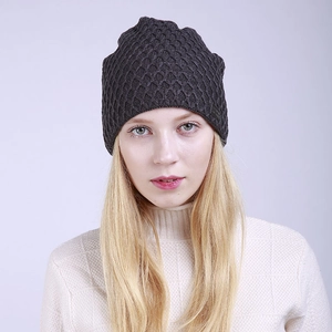 Detalle de gorro gris oscuro con forro polar y punto de nido de abeja puesto en modelo