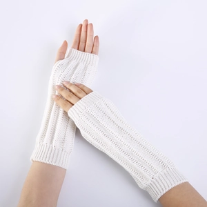 Gros plan de manchettes en tricot blanc sans doigts avec texture à côtes douces