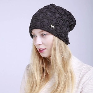 Detailansicht der dunkelgrauen Strickmütze mit Waffelstruktur und Leder-Patch-Verzierung