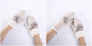 Dettaglio di muffole in maglia beige con motivo a cervo e polsini in pile bianco