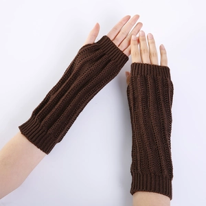 Détails de la maille de gants longs marron foncé sans doigts et chauffe-bras à rayures