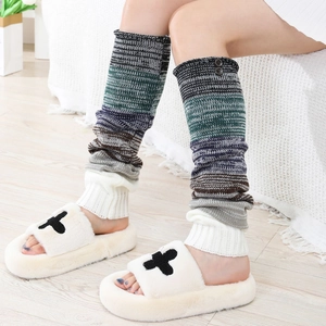 Jambières tricotées à rayures pour femmes avec boutons et chaussons en peluche doux