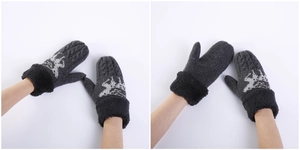 Muffole in maglia spessa con motivo a cervo jacquard bianco e polsini in finta pelliccia nera