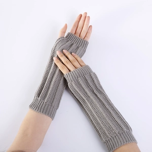 Gros plan sur des mitaines gris clair avec texture côtelée et design sans doigts