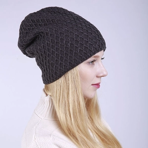 Vista de detalle lateral de gorro de punto gris oscuro con forro térmico suave de invierno