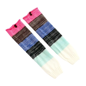 Jambières en tricot à rayures colorées avec boutons et poignets côtelés sur fond blanc