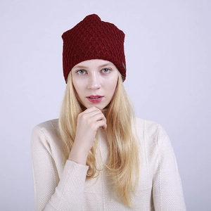 Detalle del gorro de punto rojo oscuro con diseño de panal y forro térmico