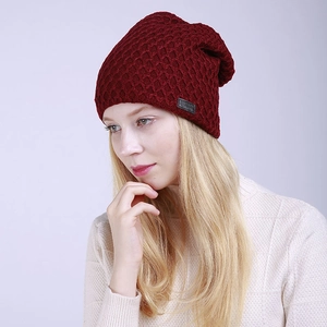 Primer plano del gorro de punto granate con textura de nido de abeja y parche de cuero