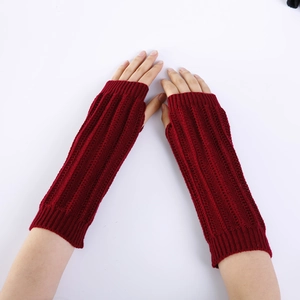 Détail de la texture en maille de longs gants sans doigts rouge foncé pour l'hiver