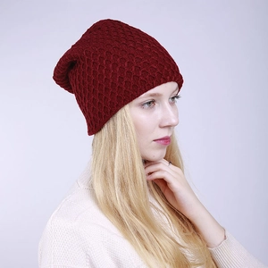 Primer plano detallado del gorro de punto color vino con textura de nido de abeja