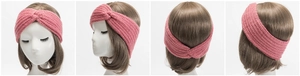 Détail d'un bandeau en maille rose avec nœud torsadé et texture en laine épaisse