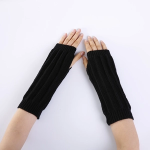 Gros plan sur les mitaines tricotées noires à côtes avec design sans doigts pour l'hiver