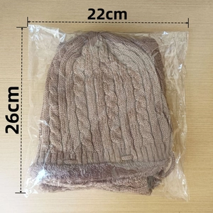 Flat lay of knit beanie and neck warmer with plush lining showing dimensions 22x26cm