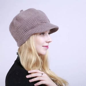 Close-up of a warm knitted visor beanie in grey-purple, worn by a model in a side view