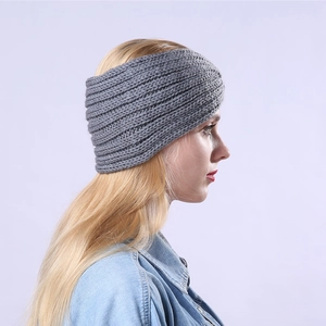 Gros plan d'un bandeau en tricot gris sur modèle montrant la texture et la chaleur