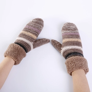 Dettaglio di guanti in maglia a righe con risvolto in pile spesso per calore invernale