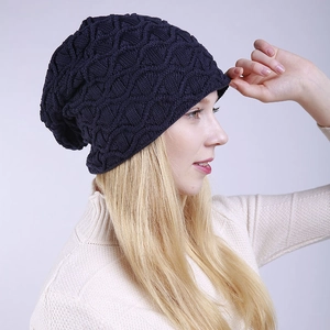 Detailansicht der dunkelblauen Strickmütze mit dickem 3D-Rautenmuster und Textur