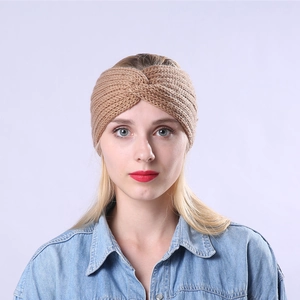 Texture tricotée détaillée du bandeau d'hiver torsadé marron clair pour femmes