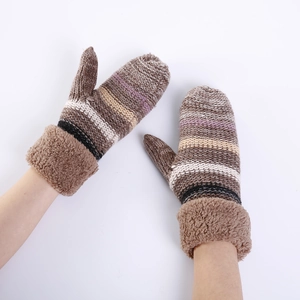 Dettaglio di muffole calde a maglia a righe con polsini spessi in pile sherpa