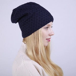 Primer plano de gorro de punto azul marino con textura detallada de malla de panal