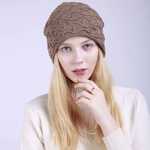 Detail der dunkelbraunen Strickmütze mit 3D-Struktur und Leder-Patch für den Winter