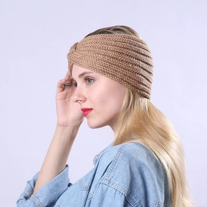 Détail du bandeau en maille torsadée camel montrant la texture et le style d'hiver