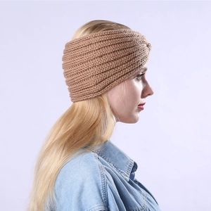 Détail d'un bandeau en maille torsadée beige avec une texture côtelée épaisse