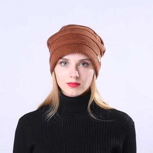 Detailaufnahme der braunen Strickmütze mit Rippenmuster und seitlichem Markenetikett