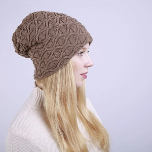Detailansicht der kaffeebraunen Strickmütze mit strukturierten Rauten- und Wellenmustern