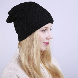 Detalle del gorro de punto negro con textura de panal y forro polar interior cálido