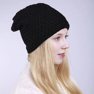 Detalle de gorro de punto negro con forro polar y textura de malla con estilo relajado