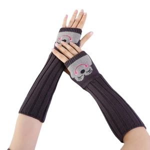 Paarse gebreide vingerloze armwarmers met schattig borduurwerk voor winterwarmte