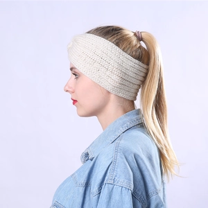Détail macro du bandeau en maille blanc crème montrant la texture épaisse en laine