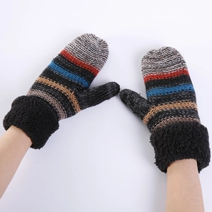 Muffole in maglia a righe con spessa fodera in pile per il calore durante l'inverno