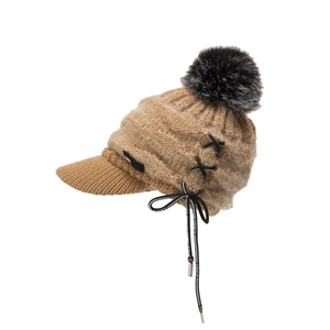 Detail der khakifarbene Strickmütze mit Kunstfellbommel und KE SPORTS Kordelzug-Design