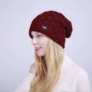Winterliche weinrote Strickmütze mit dickem Wellenmuster und schickem Mode-Label