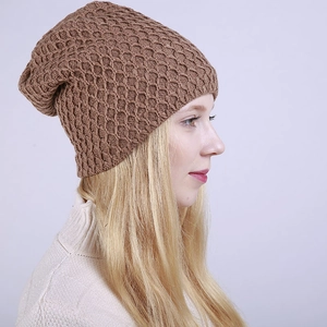Primer plano del gorro de punto gofrado marrón mostrando textura suave y gruesa