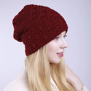 Nahaufnahme der dunkelroten Strickmütze mit strukturiertem 3D-Rautenstrickmuster