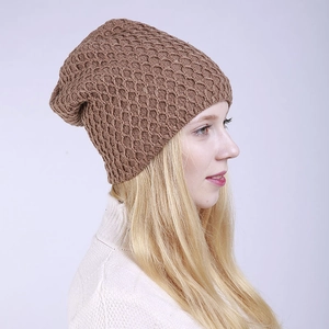 Detalle del gorro de punto marrón con forro polar, textura de nido de abeja y diseño caído