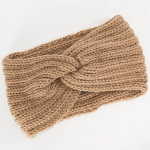 Détail de la maille épaisse et du nœud croisé sur ce bandeau d'hiver couleur camel