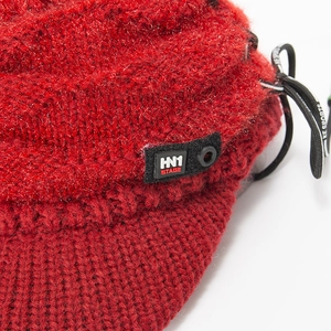 Rote Strickmütze mit Schirm HN1-Gummipatch und KE SPORTS Kordelzug-Detail