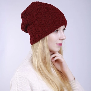 Detail der burgunderroten Strickmütze mit Wellenmuster und lässigem Slouchy-Design