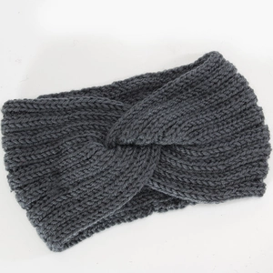 Détail de texture du bandeau d'hiver tricoté gris foncé avec nœud torsadé élégant