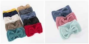 Dettaglio di fasce per capelli in maglia spessa con fiocco in dodici colori vivaci
