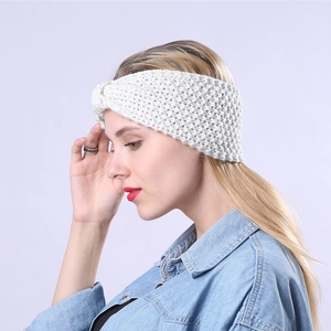 Detailaufnahme des weißen Strickstirnbandes mit Twist-Knoten und Wabenmuster-Struktur